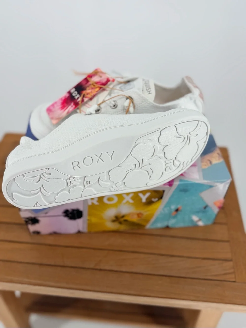 New Women’s Roxy White Canvas Lace-Up Sneakers size 9